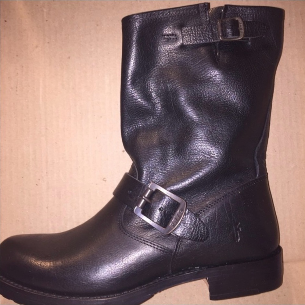 Black Veronica short Frye boots